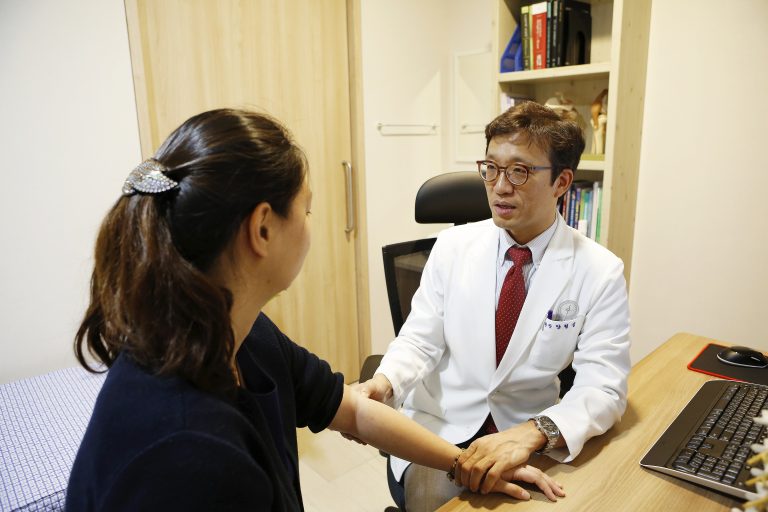 대치삼성정형외과 의료진의 진료 안내 모습